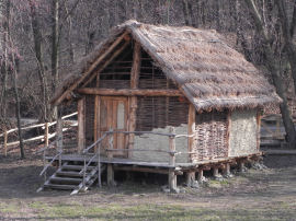 Ricostruzione di una capanna sulle palafitte sui bordi del Lago Pistono (37129 bytes)